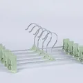 5er-Set blassgrüne Hosenbügel aus Kunststoff mit rutschfesten doppelten Metallclips - 10er-Set / Grün