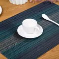 Mantel individual de PVC Teslin tejido a rayas azules en mesa de madera con taza de café - Azul marino