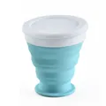 Tragbarer hellblauer zusammenklappbarer Silikon-Reisebecher mit weißem Deckel für draußen - 200ml / Hellblau