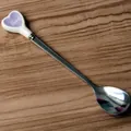 Cuchara creativa de acero inoxidable en forma de corazón con mango de cerámica Love - Púrpura