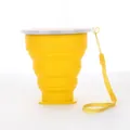 Vaso plegable portátil de silicona amarilla con una tapa blanca y correa de transporte - Con Tapa y Cordón / Amarillo