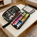 Kit de couture complet de 90 pièces avec livre de broderie dans un étui noir portable - Style B Ensemble / Kit de Couture 90 Pcs