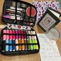 Kit de couture portable complet de 127 pièces avec un livre de tutoriel de broderie - Style B Ensemble / Kit de Couture 127 Pcs (Impression Blanche)