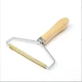 Manual lint remover with ergonomic wooden handle for clothing and wool coats cleaning - Wooden Handle Lint Remover (A3295)