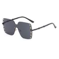 Moderne Oversize-Sonnenbrille ohne Rahmen mit einteiligem Glas und goldenen Nieten für Damen - Goldrahmen Vollgrau