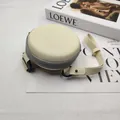 Beige runde Sonnenbrillentasche aus Leder mit Reißverschluss und Handschlaufe - Faltbares Brillenetui / Gebrochenes Weiß