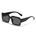 Schwarze quadratische Cyberpunk-Sonnenbrille mit dekorativen weißen Reisnadel-Akzenten - Schwarzer Rahmen Graue Linse (97165)