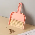 Mini juego de recogedor y escobilla de cerdas rosas suaves para la limpieza del escritorio - Rosa