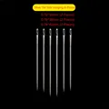 Gros plan de six aiguilles à coudre à enfilage automatique de différentes tailles sur fond noir - Grande Version / Ensemble de 6 pièces / Enfilage Latéral Queue d'Argent Large (6 Pcs)