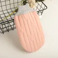 Guanto da bagno esfoliante rosa con motivo a stelle e polsino elastico grigio a coste - rosa ciliegia