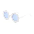 Süße blumenförmige Kindersonnenbrille für Mädchen in Weiß mit hellblauen Gläsern - Weiß