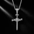 Gros plan d'un pendentif croix hip-hop en argent fait de clous glacés sur fond cuir. - Avec Chaîne de Corde en Acier Inoxydable de 24 Pouces / Argent