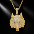 Dettaglio macro di un ciondolo a testa di lupo hip hop con occhi blu e catena d'oro - Oro