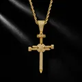 Vue détaillée d'un pendentif croix en clous dorés hip-hop serti de zircons brillants - Avec Chaîne de Corde en Acier Inoxydable de 24 Pouces / Or