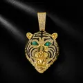 Detaillierte Makroansicht des eisgekühlten Tigerkopf-Anhängers mit grünen Smaragdaugen - Einzelner Anhänger (PD3220) / Nur Anhänger (Ohne Kette) / Gold