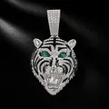 Detailaufnahme eines Hip-Hop-Tiger-Anhängers mit grünen Smaragdaugen und Kristallen - Einzelner Anhänger (PD3220) / Nur Anhänger (Ohne Kette) / Silber