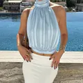 Elegantes hellblaues plissiertes Satin-Halter-Crop-Top für den sexy Sommerstil - S / Oberteile / Blau