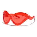 Futuristische übergroße wellenförmige Cat-Eye-Sonnenbrille in transparentem Rot für Damen - Roter Rahmen Graue Gläser