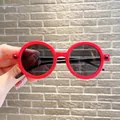 Rode ronde zonnebril voor kinderen met donkere glazen en UV-bescherming voor kids. - Rood Frame Zwarte Poten Grijze Lens