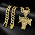 Vue rapprochée du pendentif hip hop doré serti de strass avec texte Really Rich - Set de colliers / 18 pouces / Or