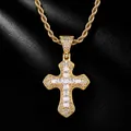 Dettaglio di un ciondolo a croce hip hop dorato con pietre in zirconi cubici lucidi - Croce d'Oro (Zirconia Bianca) / Catena di corda da 24 pollici