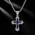 Primo piano di un ciondolo a croce hip-hop argentato con zirconi blu e bianchi brillanti - Croce d'Argento (Zirconia Blu Scuro) / Catena di corda da 24 pollici