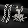 Gros plan du pendentif BABY en argent avec fusils croisés sur une grosse chaîne cubaine - Pendentif Avec Chaîne Cubaine 18 Pouces / Argent