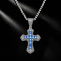 Primo piano dettagliato di un ciondolo a croce hip hop con zirconi blu e trasparenti - Croce d'Argento (Zirconia Blu) / Catena di corda da 24 pollici