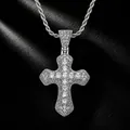 Primo piano della collana con ciondolo a croce hip hop con scintillanti zirconi - Croce d'Argento (Zirconia Bianca) / Catena di corda da 24 pollici