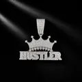 Κοντινό πλάνο με παγωμένο στέμμα HUSTLER με λευκά στρας που λάμπουν έντονα στο φως - Μόνο Μενταγιόν (Χωρίς Αλυσίδα) / Ασημί