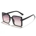 Occhiali da sole squadrati oversize da donna con lenti rosa sfumate e protezione UV. - Montatura Nera Lenti Grigio Rosa