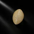 Vue détaillée d'une bague croix ovale luxueuse dorée avec pavage complet en CZ - Taille 8 / Or