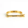 Klassischer goldener Pfeil Armreif aus Edelstahl mit einer Treasure All Gravur - Gold