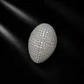 Vue macro détaillée d'une bague ovale argentée pavée de pierres en oxyde de zirconium - Taille 8 / Argent