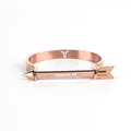 Elegante bracciale a freccia in acciaio al titanio oro rosa con incisione Treasure All - Oro rosa