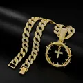 Detailaufnahme einer vergoldeten Hip-Hop-Kette mit glitzerndem Dornenkreuz-Anhänger - 18 Zoll / Goldener Anhänger mit 18-Zoll-Panzerkette
