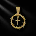 Detailaufnahme eines goldfarbenen Dornenkreis-Anhängers mit Kreuz und Strasssteinen - Gold Anhänger Ohne Kette