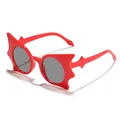Lustige rote Sonnenbrille für Kinder in Fledermausform für Y2K-Festivals - Roter Rahmen Graue Gläser