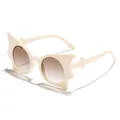 Skurrile Fledermaus-Sonnenbrille für Kinder mit beigem Rahmen und braunem Farbverlauf - Cremeweiß Doppel Tee Gläser