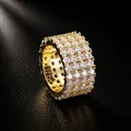 Vue détaillée d'une bague hip-hop en cuivre plaqué or avec quatre rangées de zircons cubiques. - Taille 8 / Or