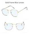 Nahaufnahme einer polygonalen goldenen Metallsonnenbrille mit blauen Gläsern - Goldrahmen (tyj3548) / Hellblau