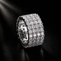 Vue détaillée d'une bague hip-hop argentée avec quatre rangées de zircons brillants - Taille 8 / Argent
