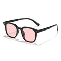 Lunettes de soleil rétro monture noire carrée avec verres roses et clous en argent. - Monture noire verres rouges