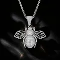 Détail macro exquis du pendentif abeille hip-hop avec pierres brillantes serties. - Argent (Chaîne Torsadée en Acier Inoxydable de 3mm 24 Pouces Gratuite)