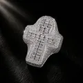 Détail rapproché d'une bague croix Ankh hip hop avec des zircons cubiques scintillants - Taille 8 / Argent