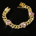 Detailansicht eines luxuriösen goldenen Haustier-Halsbandes mit funkelnden rosa Herzen - 8 Zoll / Gold