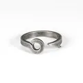 Vintage Fischhaken-Ring aus Titanstahl mit antikem silbernem Distressed-Metallfinish - Größe 6 / Antiksilber