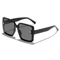 Luxe oversized zwarte zonnebril met een gouden klavertje vier detail en UV-bescherming - Zwart Frame Grijze Lenzen