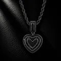 Close-up van een hip-hop hartvormige hanger met zwarte zirkoon aan een touwketting - Hart Hanger met Touwketting / Zwart