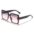 Oversized zonnebril met gouden klavertje vier en paars getinte glazen voor dames - Zwart Frame Grijs Roze Glazen